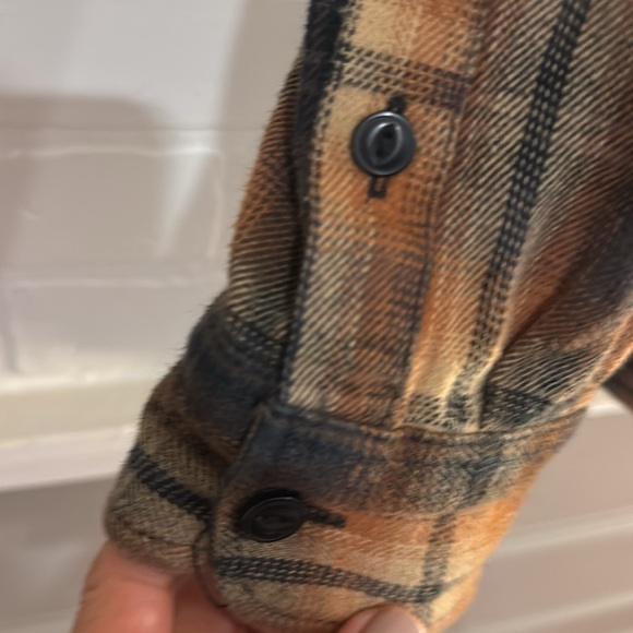 VANS RIDING FLANNEL
MENS SMALL
BARELY WORN
LIGHTWEIGHT and GREAT FOR LAYERING - Picture 6 of 9